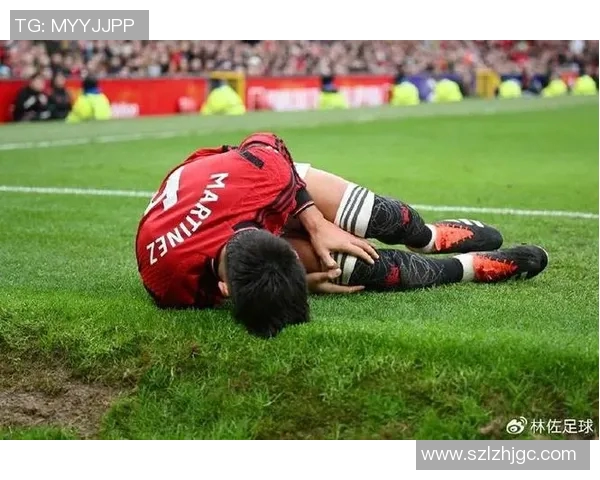 镜头捕捉：曼联赛场小动作引发热议